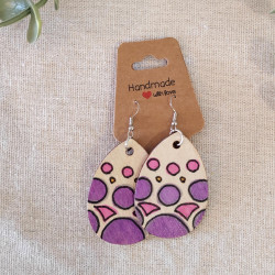 Handbemalte Ohrringe in Tropfenform – Violett-Rosa Muster aus Holz