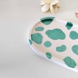 Plato joyero ovalado de cerámica hecho a mano con diseño de manchas de vaca verde y blanco