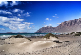 Caleta de Famara – Pueblo surfista a los pies del Risco Caleta de Famara – Pueblo surfista a los pies del Risco
